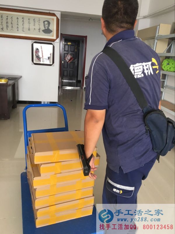 搬貨過(guò)程中被手工活之家客戶作品所吸引的邦德快遞小哥