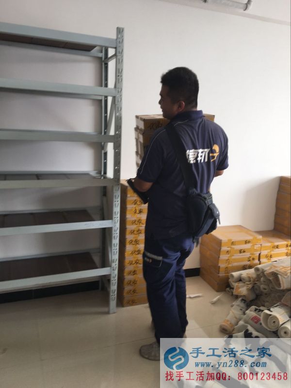 快遞公司小哥來(lái)手工活之家拿貨準(zhǔn)備外發(fā)到全國(guó)各地手工活加工戶