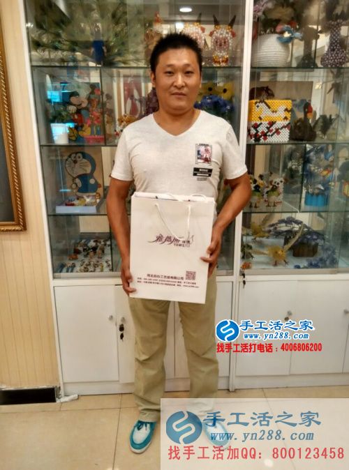 河南濟(jì)源退伍軍人王先生來手工活之家尋找合作項(xiàng)目，看好串珠繡產(chǎn)品加工