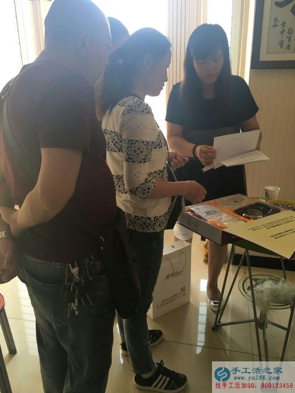 貴州田女士找到可以在家做的手工活兼職致富賺錢好項(xiàng)目&mdash;&mdash;客戶來公司考察