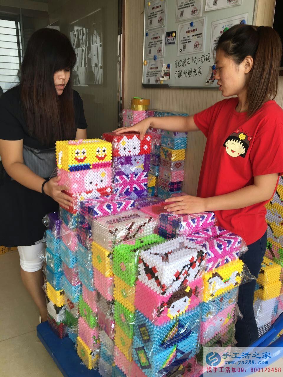 廣東東莞黎女士在家做手工活串珠繡走上致富路&mdash;&mdash;工作人員正在整理成品串珠紙巾盒