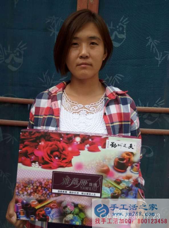 山東濟(jì)寧鄉(xiāng)村教師王女士兼職手工活串珠繡賺錢致富改善生活！