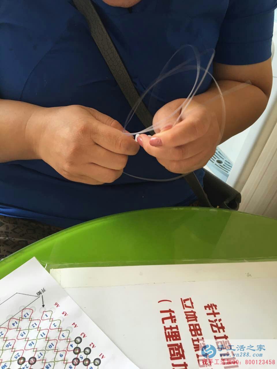 在家兼職工作有哪些？河南濟源農(nóng)村閆大姐帶孩子做串珠繡