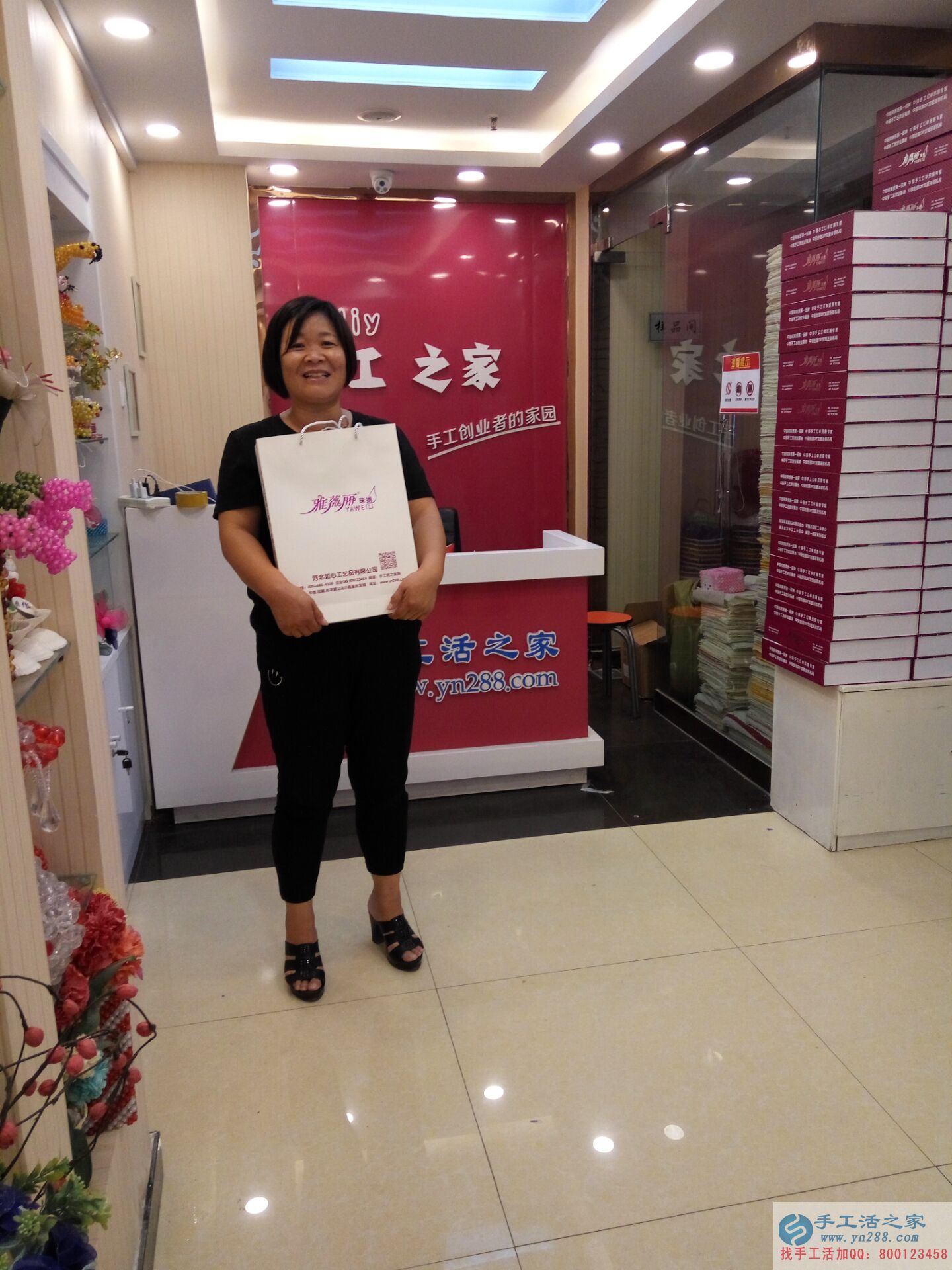 在家兼職工作有哪些？河南濟源農(nóng)村閆大姐帶孩子做串珠繡