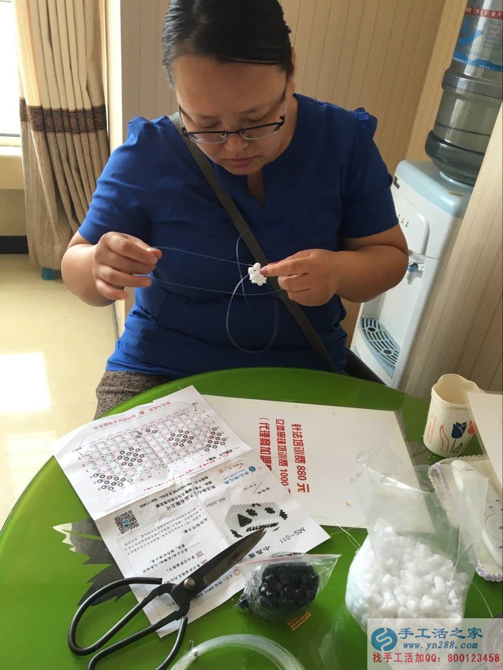 在家兼職工作有哪些？河南濟源農(nóng)村閆大姐帶孩子做串珠繡