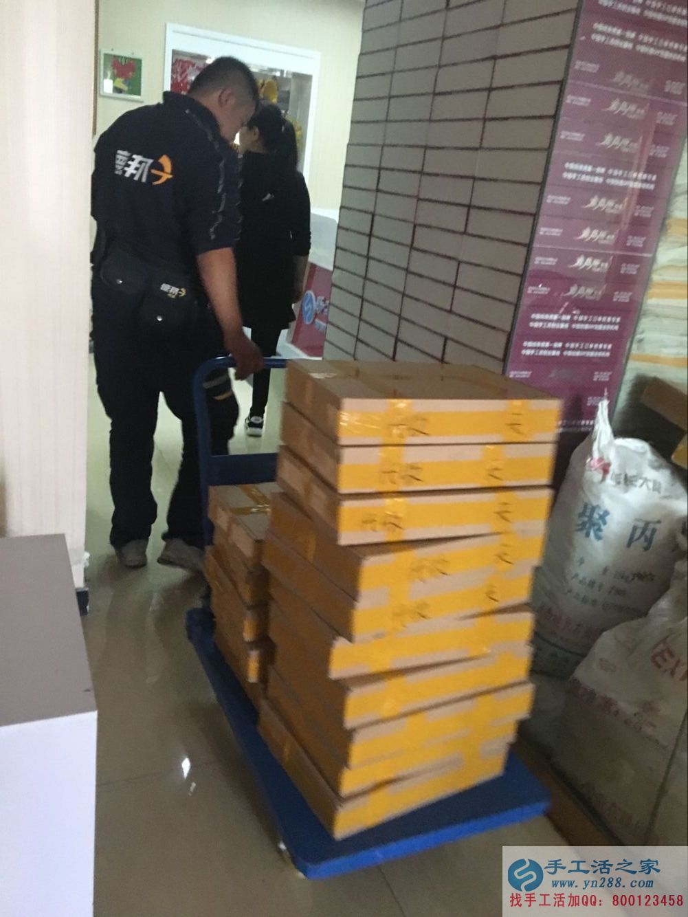 在家能做的兼職，邢臺(tái)理發(fā)店老板前來手工活之家做串珠加工外發(fā)