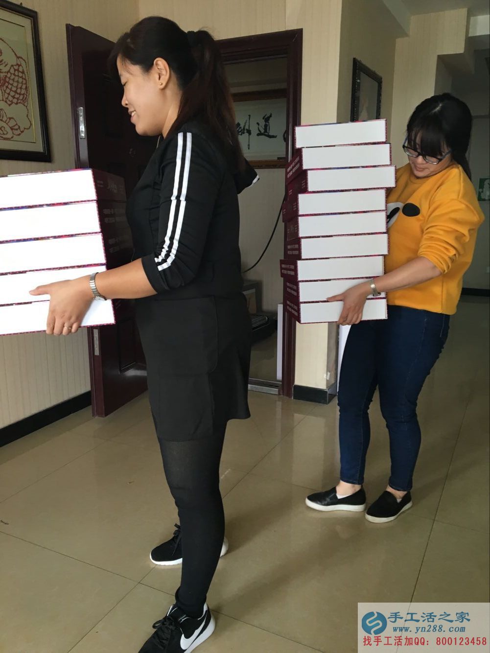 在家能做的兼職，邢臺(tái)理發(fā)店老板前來手工活之家做串珠加工外發(fā)&mdash;&mdash;手工活之家員工正在準(zhǔn)備外發(fā)的材料