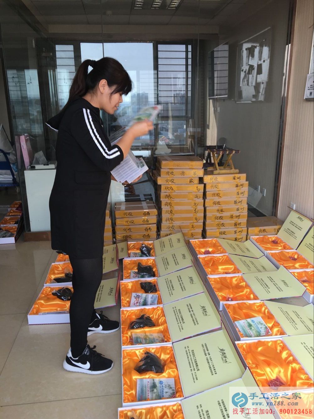 在家能做的兼職，邢臺(tái)理發(fā)店老板前來手工活之家做串珠加工外發(fā)