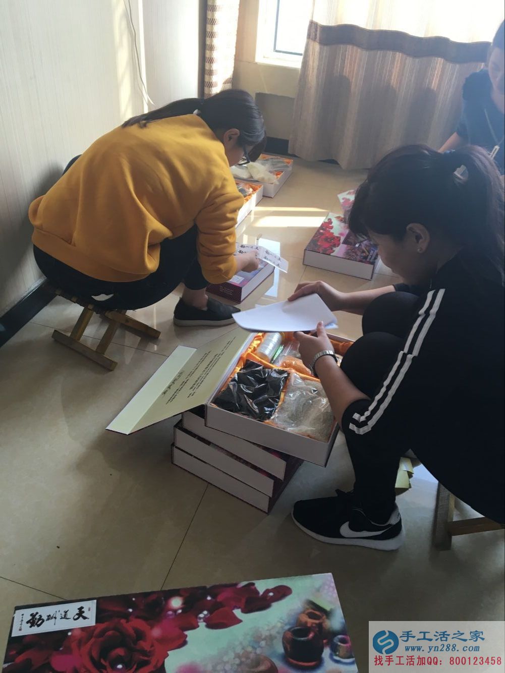 在家能做的兼職，邢臺(tái)理發(fā)店老板前來手工活之家做串珠加工外發(fā)