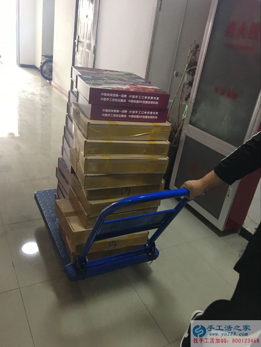 不受季節(jié)影響的手工活致富項目:安徽安慶王大姐做手工活賺錢 不受季節(jié)影響的手工活致富項目:安徽安慶王大姐做手工活賺錢