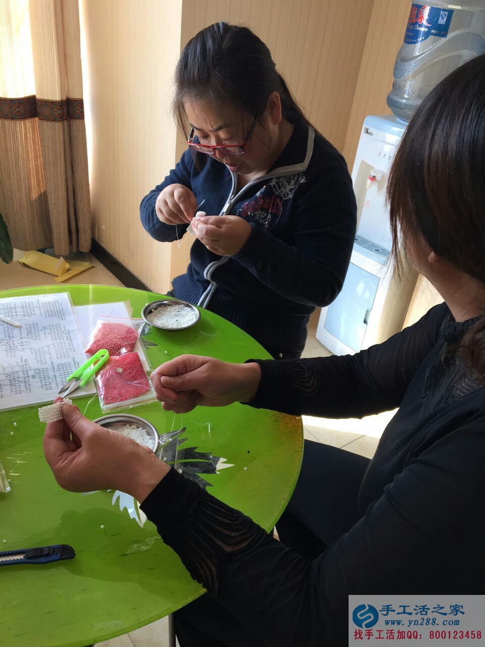 安徽宣城錢(qián)女士在家做手工活串珠繡加工賺錢(qián)改善生活 安徽宣城錢(qián)女士在家做手工活串珠繡加工賺錢(qián)改善生活