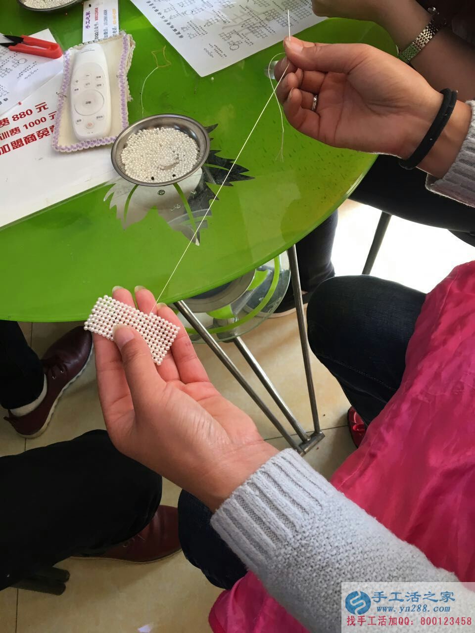 河南濮陽(yáng)張女士在家?guī)Ш⒆又嘞胝尹c(diǎn)手工活做掙個(gè)零花錢 河南濮陽(yáng)張女士在家?guī)Ш⒆又嘞胝尹c(diǎn)手工活做掙個(gè)零花錢