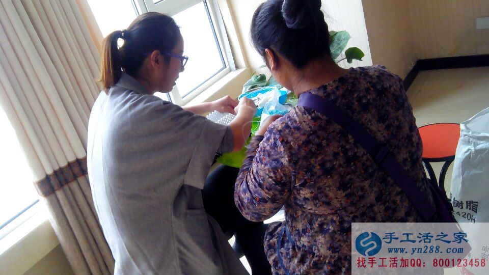 邯鄲本地紙抽盒會(huì)員在公司認(rèn)真學(xué)習(xí)紙抽盒制作 邯鄲本地紙抽盒會(huì)員在公司認(rèn)真學(xué)習(xí)紙抽盒制作