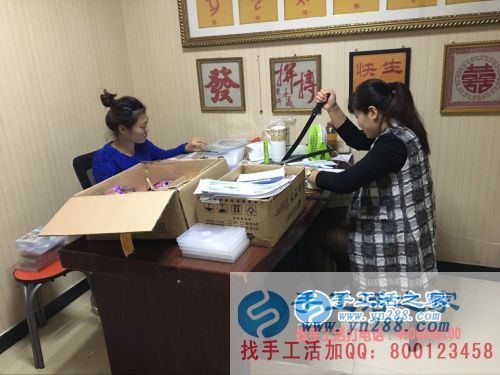 在家賺錢(qián)不是夢(mèng)！江蘇南京吳女士在家做手工活串珠繡加工