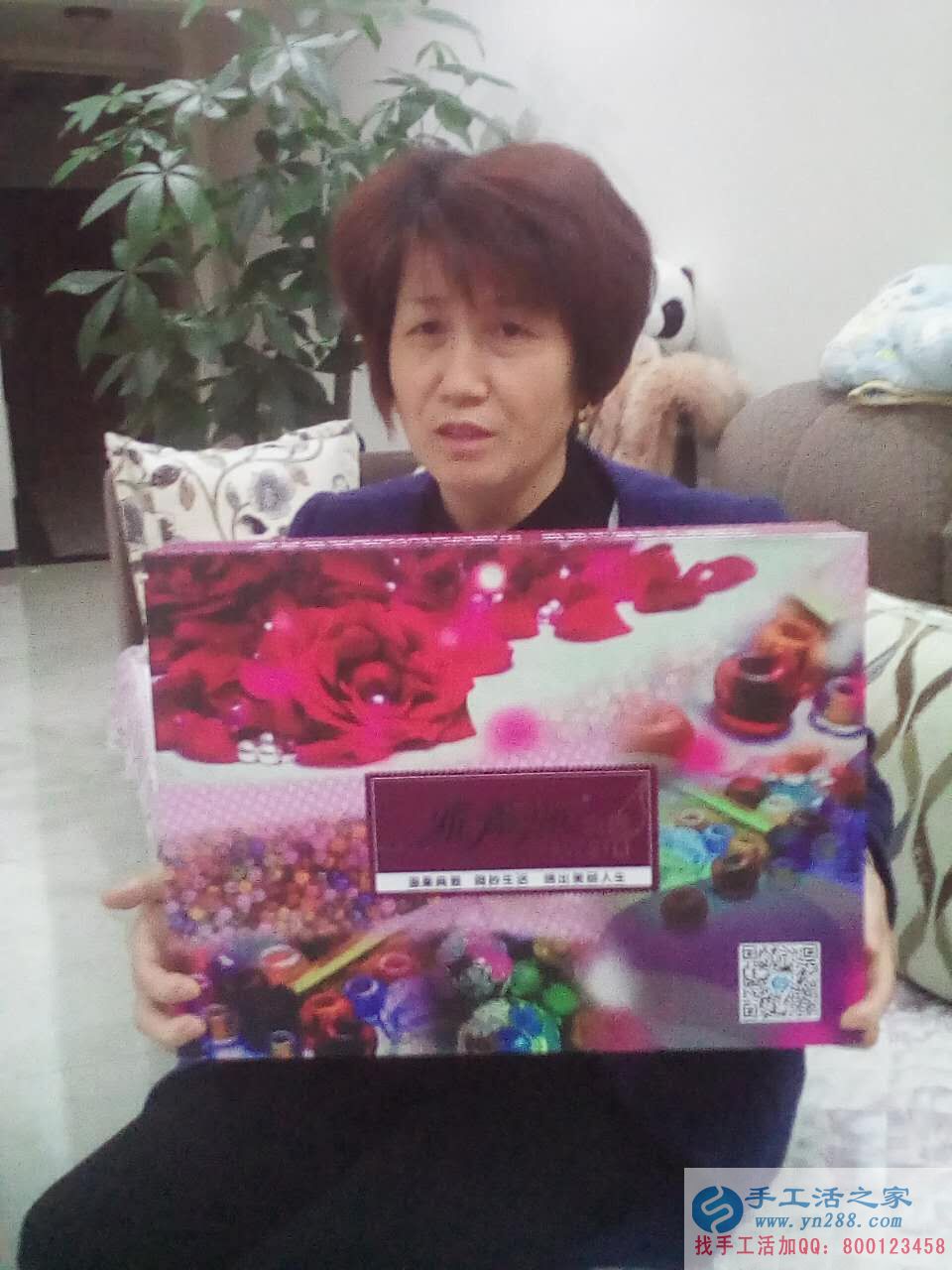 四川成都陳太太業(yè)余做手工活串珠繡賺錢又豐富生活 四川成都陳太太業(yè)余做手工活串珠繡賺錢又豐富生活