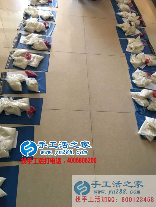 四川成都陳太太業(yè)余做手工活串珠繡賺錢又豐富生活 四川成都陳太太業(yè)余做手工活串珠繡賺錢又豐富生活