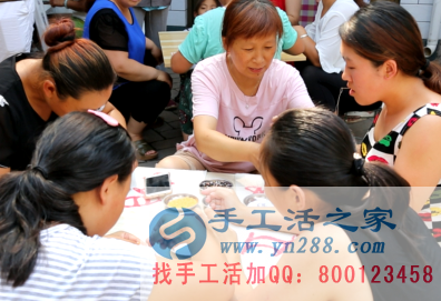 被郝磊的創(chuàng)業(yè)故事所感動(dòng)，山東濱州許女士決定在家做手工活嘗試自主創(chuàng)業(yè)