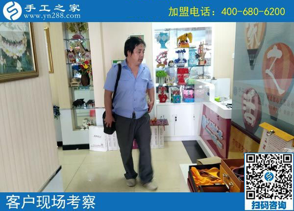 王先生在公司考察 王先生在公司考察