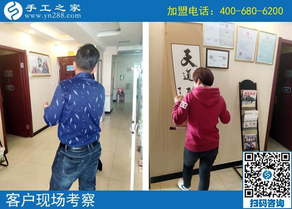 張女士夫婦在公司實地考察 張女士夫婦在公司實地考察