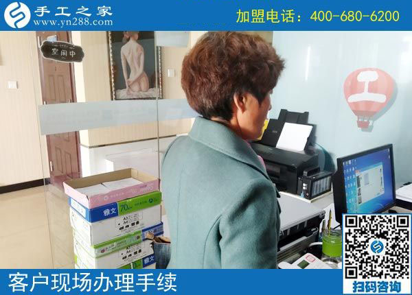 11月3日，找手工活做，可以帶回家做的手工活，手工之家的彩珠繡是首選。手工之家接待考察加工客戶剪影