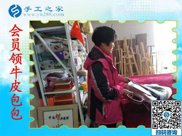 陳女士現(xiàn)場(chǎng)領(lǐng)取牛皮包包 陳女士現(xiàn)場(chǎng)領(lǐng)取牛皮包包