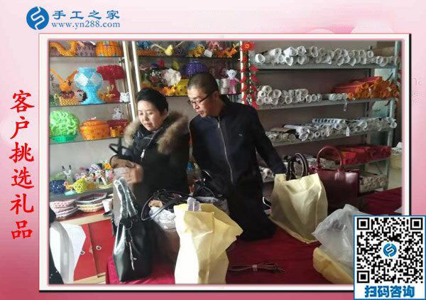 鄭先生和同學(xué)在公司挑選禮品 鄭先生和同學(xué)在公司挑選禮品