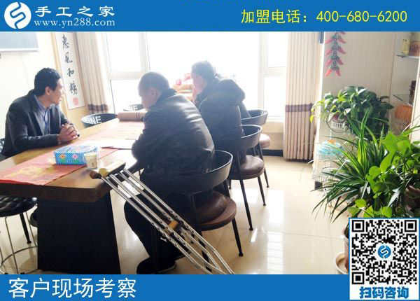 湖南一50歲殘疾老人拄著雙拐，2000多里路程來到手工之家為哪般？(圖2)