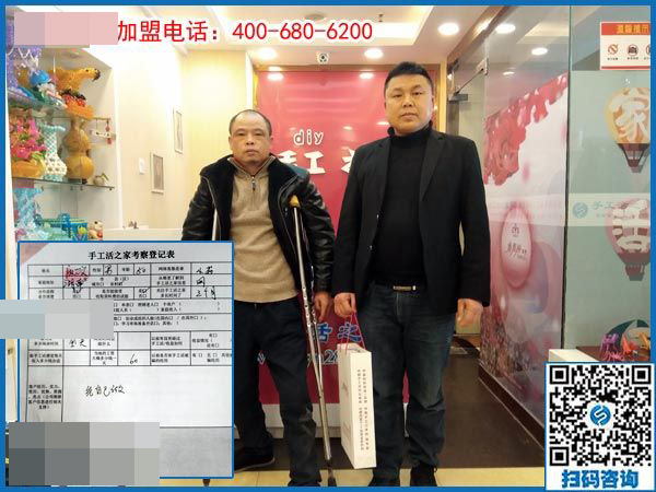 湖南一50歲殘疾老人拄著雙拐，2000多里路程來到手工之家為哪般？(圖1)