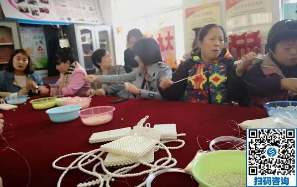 走進社區(qū)，讓珠繡手工成為大家脫貧致富的一件法寶！----記手工之家走進社區(qū)培訓(xùn)串珠手工活動