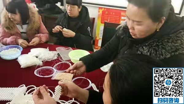 走進社區(qū)，讓珠繡手工成為大家脫貧致富的一件法寶！----記手工之家走進社區(qū)培訓(xùn)串珠手工活動