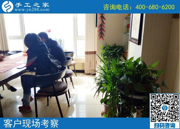 3月27日，返鄉(xiāng)農(nóng)民工的創(chuàng)業(yè)好項(xiàng)目就是這里免押金的手工活外發(fā)加工項(xiàng)目，手工之家接待考察加工客戶剪影