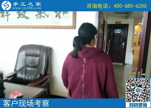 帶著孩子做珠繡外放手工活是種享受，河北邯鄲司女士在家掙錢是這樣的