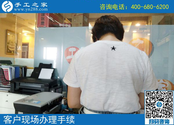 用手工活加工掙錢補(bǔ)貼家用，河南安陽(yáng)家庭主婦呂女士用自己的努力為家庭做著貢獻(xiàn)