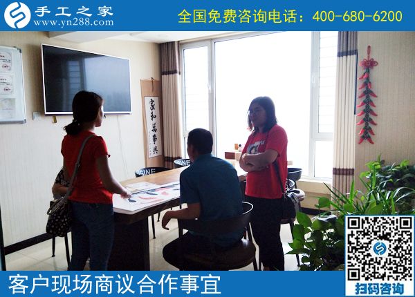 網(wǎng)上拿回家做的手工活真的能掙錢嗎？廣東陽(yáng)江鄒女士說(shuō)，帶著孩子照樣行