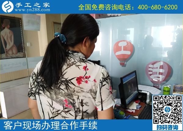 懂生活的甘肅張掖姜女士找到可以帶回家做的手工活，既有收入，又創(chuàng)造美麗