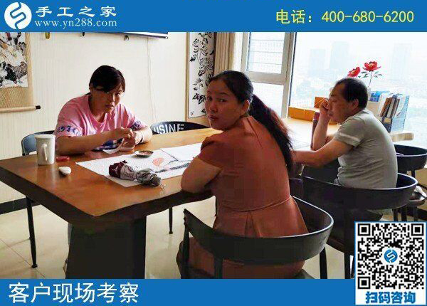 組織人做手工活促進(jìn)鄰里和睦，一起說說笑笑串珠繡(圖1)