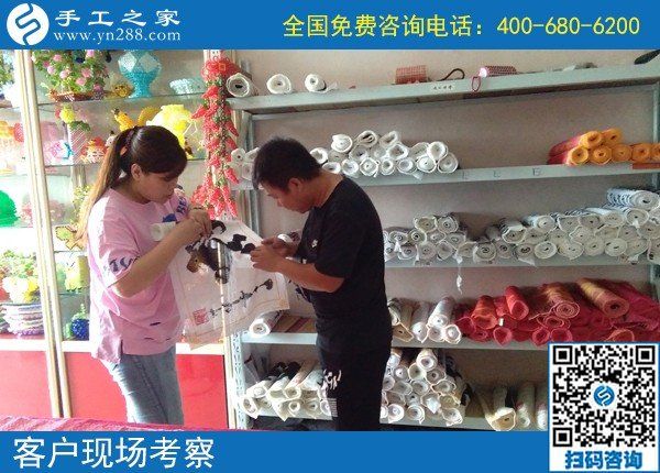 中秋節(jié)在家做手工活勵志珠，一家人團聚不用外出打工(圖1)