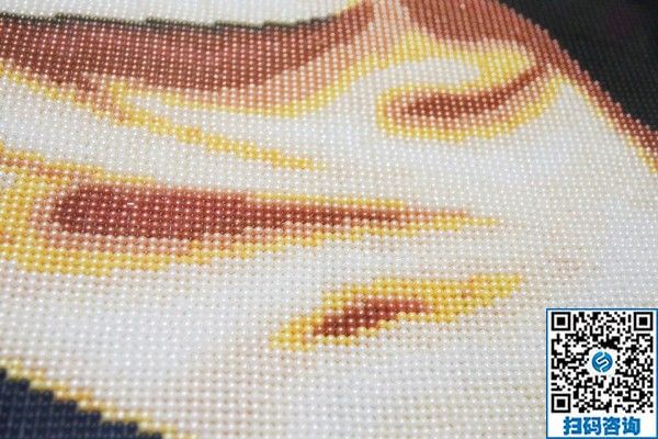 在家做手工活加工，年輕奶奶賺錢帶娃兩不誤！(圖1)