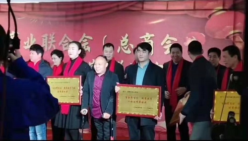 心懷公益、助力扶貧 --- --- 手工之家郝總與邯山區(qū)工商聯(lián)愛心企業(yè)家一起參加送溫暖春節(jié)慰問活動