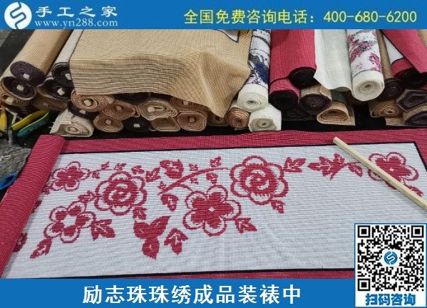 農(nóng)村60歲大媽靠做手工活掙錢(qián)，還不耽誤帶孫子(圖1)