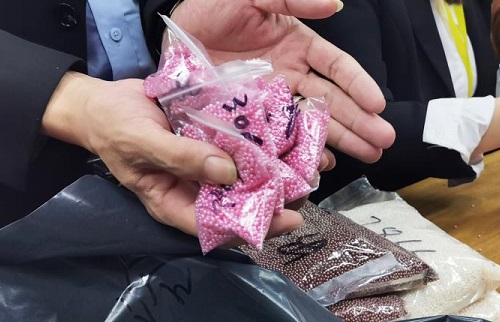 加班到夜里十點(diǎn)，要讓珠繡外發(fā)材料盡快到加工人員的手中(圖6)