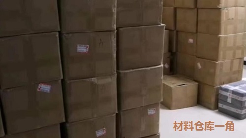 加班到夜里十點(diǎn)，要讓珠繡外發(fā)材料盡快到加工人員的手中(圖2)