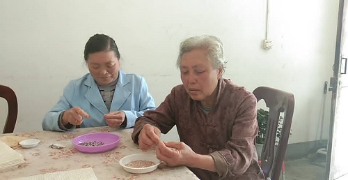 從個(gè)人加工到創(chuàng)業(yè)組織人做，4年來(lái)，她一直在做勵(lì)志珠珠繡