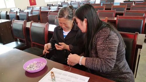 從個(gè)人加工到創(chuàng)業(yè)組織人做，4年來(lái)，她一直在做勵(lì)志珠珠繡