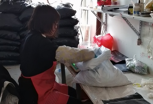 發(fā)貨、整理兩不誤------手工之家材料庫年終大盤點行動開始