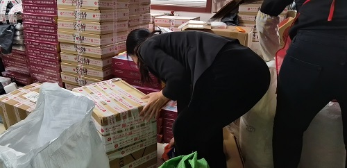 發(fā)貨、整理兩不誤------手工之家材料庫年終大盤點行動開始