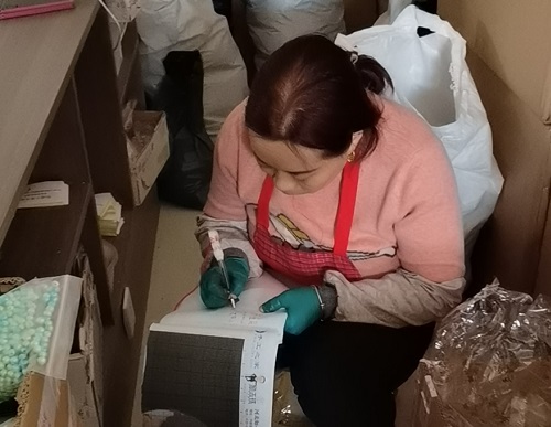 發(fā)貨、整理兩不誤------手工之家材料庫年終大盤點行動開始