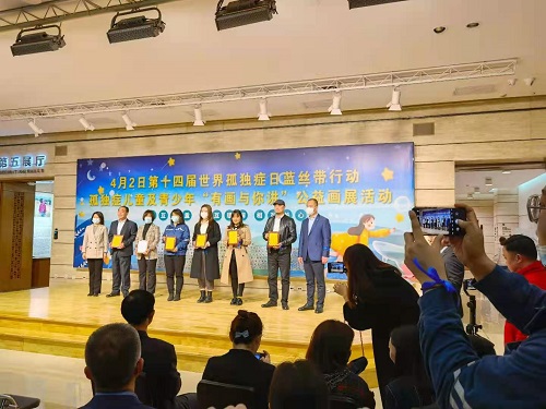 一起給他們關(guān)注、關(guān)心、關(guān)愛-----記手工之家受邀參加藍絲帶行動之孤獨癥孩子&ldquo;有畫與你講&rdquo;公益畫展