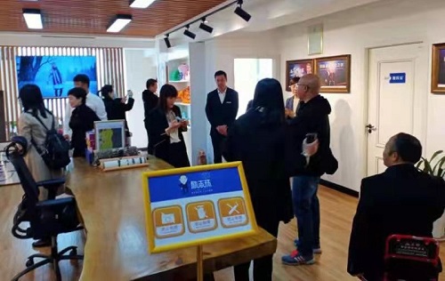 與女兒一起做手工，幸福從來都是奮斗來的------記手工之家加工補(bǔ)貼政策之優(yōu)秀合作伙伴方先生