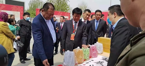 珠繡非遺項(xiàng)目展風(fēng)采，助力邱縣文冠果花節(jié)----記邱縣第六屆文冠果花節(jié)勝利開(kāi)幕